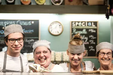 Todo son sonrisas en el mercado del puerto. Todo son sonrisas en el mercado del puerto.