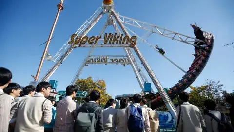 El Super Viking, el juego más llamativo en el Parque Imjingkak