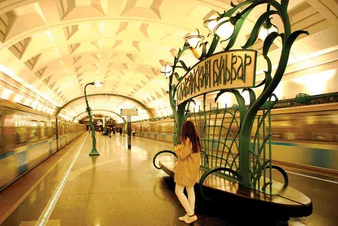 El metro fue usado como búnker nuclear durante la Segunda Guerra. El metro fue usado como búnker nuclear durante la Segunda Guerra.
