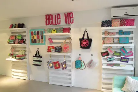 Todos los productos están hechos con telas divinas, bien coloridos y con mensajes positivos Todos los productos están hechos con telas divinas, bien coloridos y con mensajes positivos
