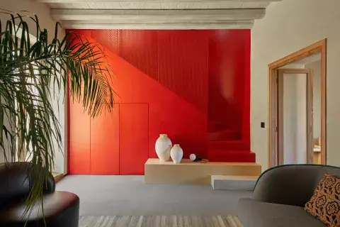 Airbnb colaboró con un estudio de arquitectura italiano para transformar la casa usando materiales y colores que combinen a la perfección con el paisaje local. Airbnb colaboró con un estudio de arquitectura italiano para transformar la casa usando materiales y colores que combinen a la perfección con el paisaje local.
