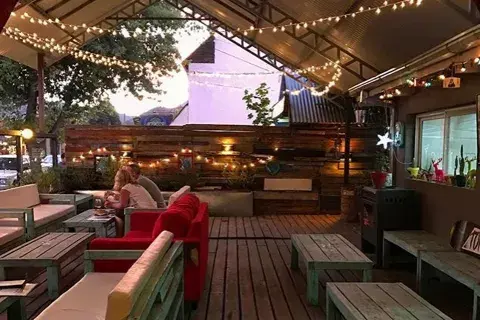 El deck de Torino Bar & Bistro invita a compartir las noches en San Martín de Los Andes El deck de Torino Bar & Bistro invita a compartir las noches en San Martín de Los Andes