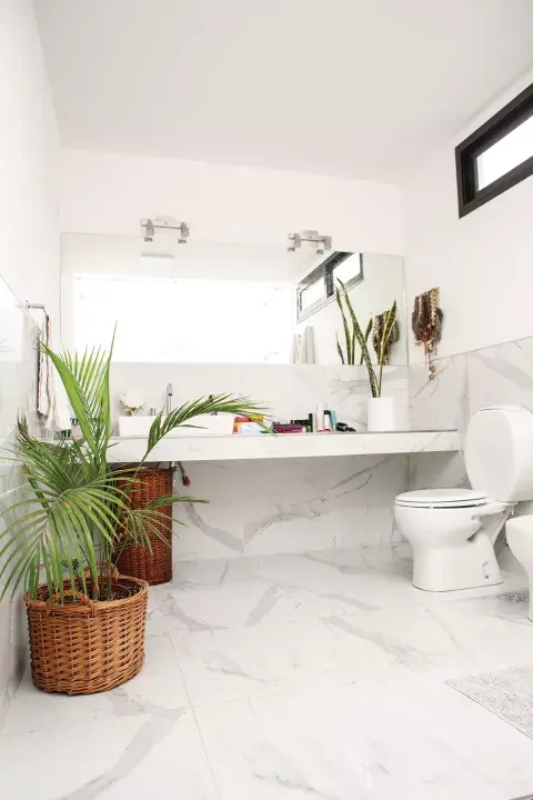 El cielorraso del baño es una claraboya, por lo que jamás falta la luz natural. El cielorraso del baño es una claraboya, por lo que jamás falta la luz natural.