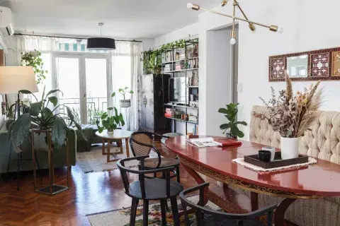 La mesa del comedor era de su tía Sol, la dueña de Sentido. Al tiempo una amiga le regaló el cuadro con espejos que tiene el mismo color. Las alfombras y las sillas son de Sentido. 