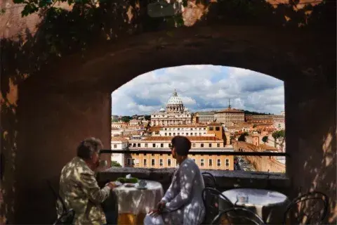 La cúpula de San Pietro, en el Vaticano, desde la terraza del Mausoleo de Adriano La cúpula de San Pietro, en el Vaticano, desde la terraza del Mausoleo de Adriano