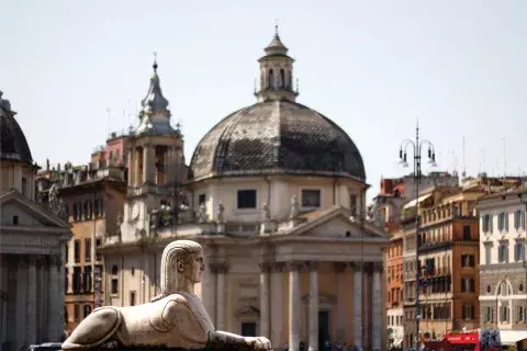 El horizonte romano: 100 por ciento cúpulas viejas y monumentos El horizonte romano: 100 por ciento cúpulas viejas y monumentos