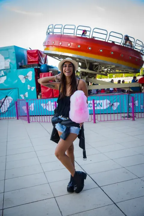 Looks festivaleros: las chicas se vinieron vestidas para la ocasión. Looks festivaleros: las chicas se vinieron vestidas para la ocasión.