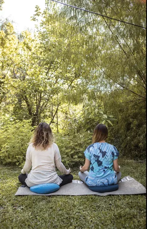 Nos las ingeniamos para meditar o hacer yogas juntas, eso sí, al atardecer hay que ¡protegerse de los mosquitos! Nos las ingeniamos para meditar o hacer yogas juntas, eso sí, al atardecer hay que ¡protegerse de los mosquitos!