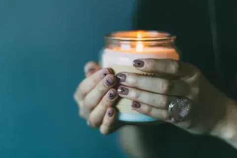 Las velas generan ambiente e iluminan las esquinas Las velas generan ambiente e iluminan las esquinas