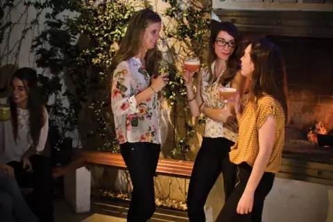 No podés dejar de conocer el patio con chimenea de Isabel
