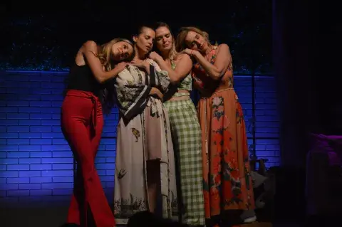 El elenco de Madres está integrado por Sabrina Garciarena, Flor Otero, Viviana Puerta y Luly Drozdek. El elenco de Madres está integrado por Sabrina Garciarena, Flor Otero, Viviana Puerta y Luly Drozdek.