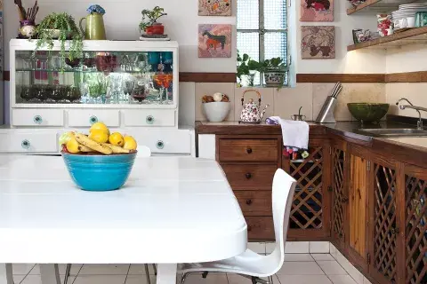 La cocina es pura luz gracias a su puerta ventana que la comunica con el patio La cocina es pura luz gracias a su puerta ventana que la comunica con el patio