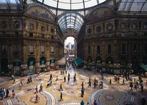 La Vittorio Emanuele II, uno de los símbolos de la ciudad, inaugurada en 1877. La Vittorio Emanuele II, uno de los símbolos de la ciudad, inaugurada en 1877.