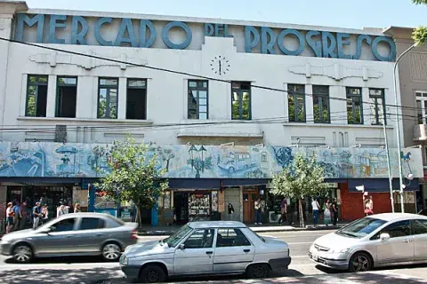 La clásica fachada del Mercado del Progreso