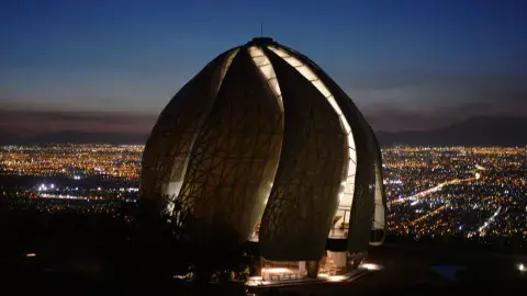 El templo, construido como una flor, tiene nueve pétalos traslúcidos
