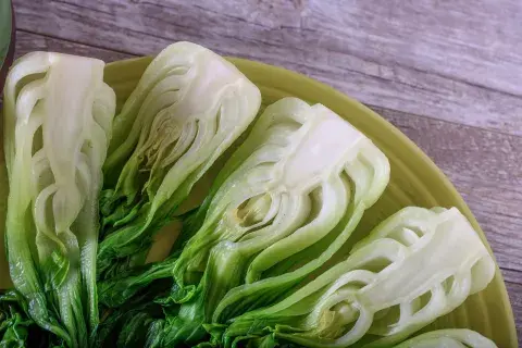 El repollo chino es conocido como hakusai, y es la cruza entre repollo y lechuga. Foto: Canva El repollo chino es conocido como hakusai, y es la cruza entre repollo y lechuga. Foto: Canva