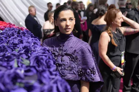 Naomi Scott, presentadora de la noche, cuando llega a la ceremonia Naomi Scott, presentadora de la noche, cuando llega a la ceremonia