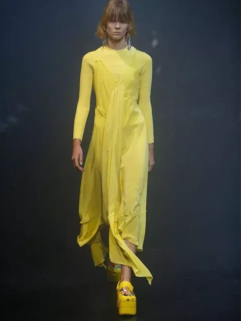 El diseño sobre el que todos posaron su mirada en Paris Fashion Week: las Crocs de Balenciaga El diseño sobre el que todos posaron su mirada en Paris Fashion Week: las Crocs de Balenciaga