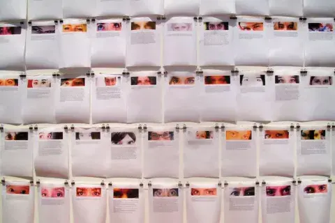Los ojos de mujeres que relatan la violencia de género en la muestra de Yoko Ono en el Malba Los ojos de mujeres que relatan la violencia de género en la muestra de Yoko Ono en el Malba