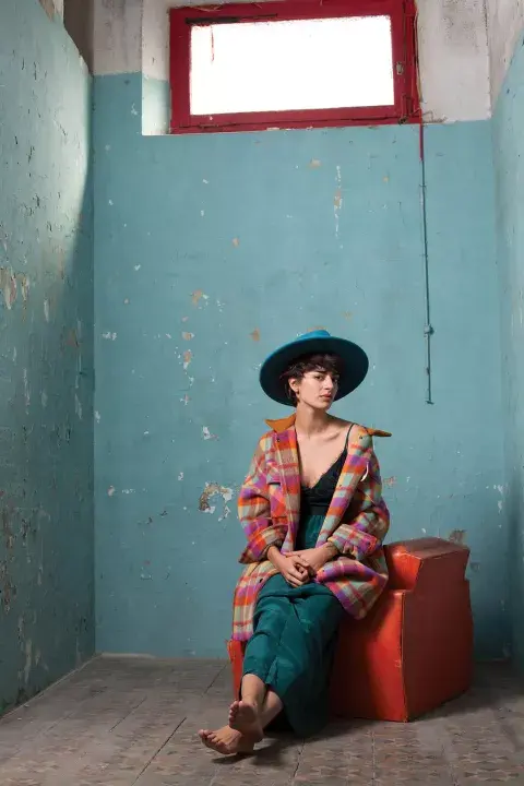 Sombreros, Compañía de Sombreros, $8650. Abrigo, Jazmín Chebar, $52.000. Vestido, Giesso, $24.986. Sombreros, Compañía de Sombreros, $8650. Abrigo, Jazmín Chebar, $52.000. Vestido, Giesso, $24.986.