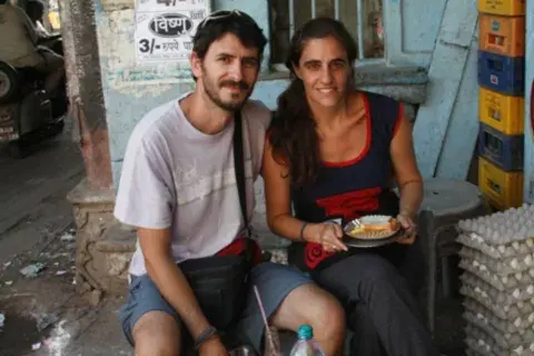 Almuerzo sobre huevos. Dino y Aldana. Foto: Magia en el Camino Almuerzo sobre huevos. Dino y Aldana. Foto: Magia en el Camino