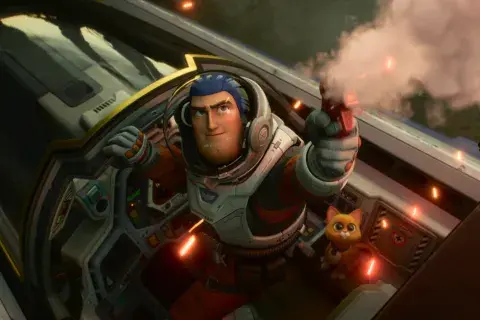 El personaje principal es Buzz Lightyear, a quien Chris Evans le da voz. Foto: © 2022 Disney/Pixar. All Rights Reserved. El personaje principal es Buzz Lightyear, a quien Chris Evans le da voz. Foto: © 2022 Disney/Pixar. All Rights Reserved.