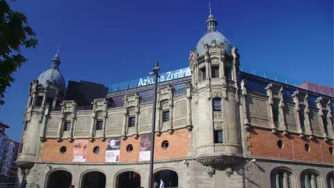 La Alhóndiga, el antiguo almacén de vinos que Philippe Starck convirtió en centro cultural La Alhóndiga, el antiguo almacén de vinos que Philippe Starck convirtió en centro cultural