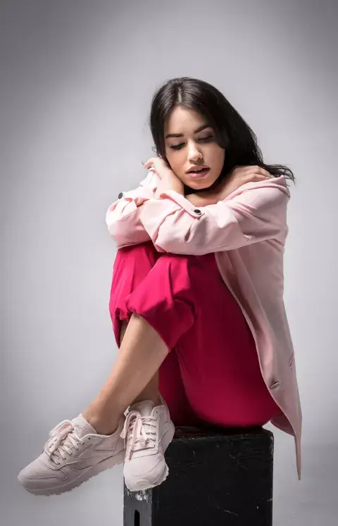 Strapless (Complot, $390), blazer (Zhoue, $3800), pantalón (Las Pepas, $2690), zapatillas (Reebok, $2099). Strapless (Complot, $390), blazer (Zhoue, $3800), pantalón (Las Pepas, $2690), zapatillas (Reebok, $2099).