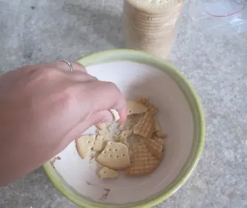 Machacás todas las galletitas. Según Nacho, ésta era su parte preferida cuando era chiquito, porque podía ayudar. Creo que toda la receta es bastante para niños. Voy a probar con sobrinita cuando venga a jugar Machacás todas las galletitas. Según Nacho, ésta era su parte preferida cuando era chiquito, porque podía ayudar. Creo que toda la receta es bastante para niños. Voy a probar con sobrinita cuando venga a jugar