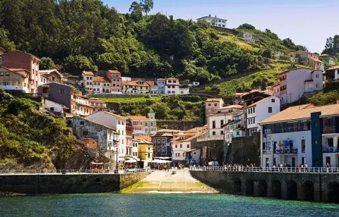 Con la típica comida española pero con mar y casitas sobre una colina, este lugar es uno de los más recomendados.