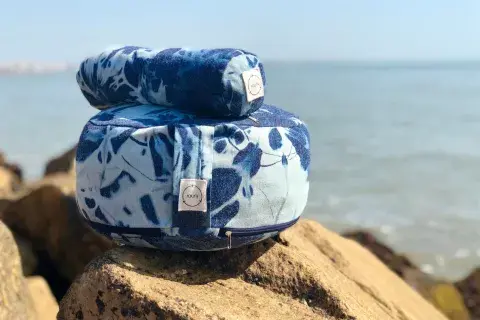 Bolster y zafu sustentables, hechos con textiles de descarte por mano de obra inclusiva
