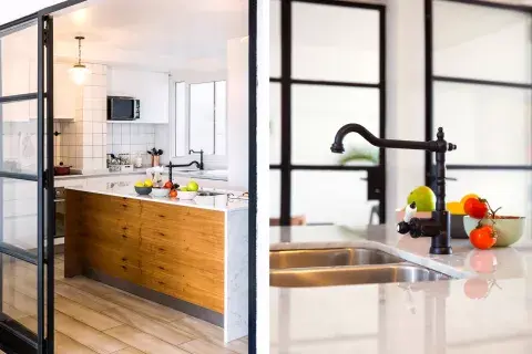 Muebles de cocina (De Otro Tiempo), combinados con azulejos blancos con pastina negra. Sobre la isla de madera con mármol de Carrara (Eurostone), juego de bols en gris oscuro, rosa bebé y verde menta (BoConcept) Muebles de cocina (De Otro Tiempo), combinados con azulejos blancos con pastina negra. Sobre la isla de madera con mármol de Carrara (Eurostone), juego de bols en gris oscuro, rosa bebé y verde menta (BoConcept)