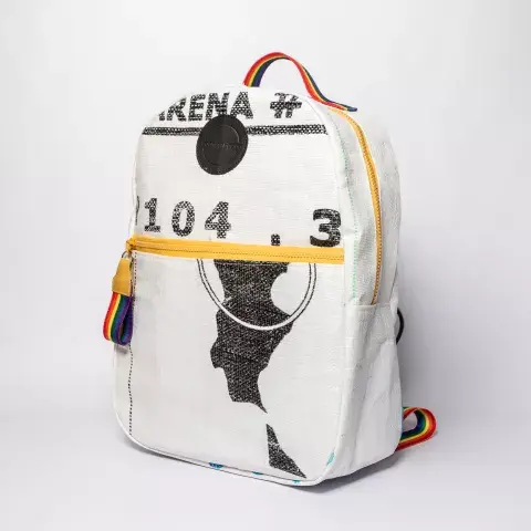 En Fracking Design crean zapatos, mochilas, riñoneras y otros accesorios, en colores neutros y sin género. En Fracking Design crean zapatos, mochilas, riñoneras y otros accesorios, en colores neutros y sin género.