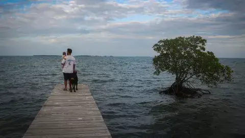 Una pareja de argentinos junto con su bebe de 7 meses navegaron siete días por Belice en velero Una pareja de argentinos junto con su bebe de 7 meses navegaron siete días por Belice en velero