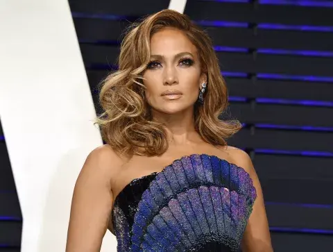 ARCHIVO - Jennifer Lopez llega a la fiesta de los Oscar de Vanity Fair el 24 de febrero de 2019 (Foto por Evan Agostini/Invision/AP, archivo) ARCHIVO - Jennifer Lopez llega a la fiesta de los Oscar de Vanity Fair el 24 de febrero de 2019 (Foto por Evan Agostini/Invision/AP, archivo)