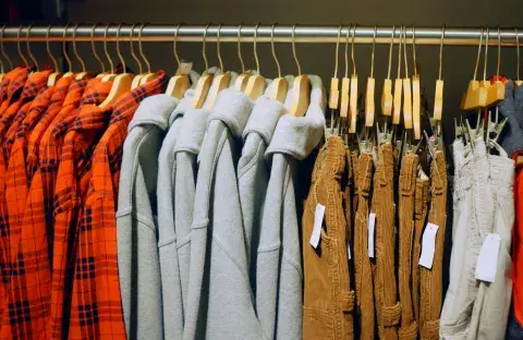Es un buen lugar para conseguir prendas de buena calidad como abrigos y carteras Es un buen lugar para conseguir prendas de buena calidad como abrigos y carteras