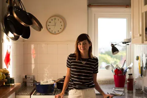 Ximena Sáenz es la conductora de Cocineros Argentinos