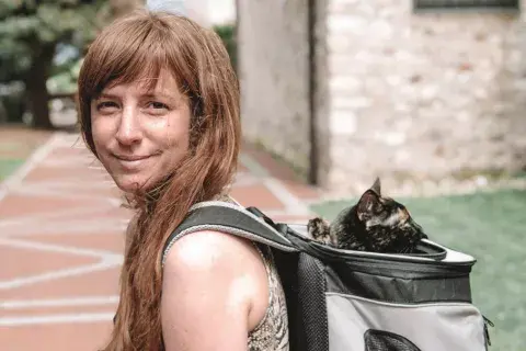 Mariana y su mejor amiga felina, Mecha. Mariana y su mejor amiga felina, Mecha.