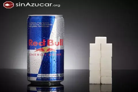 Una lata de 473ml de Red Bull contiene 52g de azúcar, equivalente a 13 terrones Una lata de 473ml de Red Bull contiene 52g de azúcar, equivalente a 13 terrones