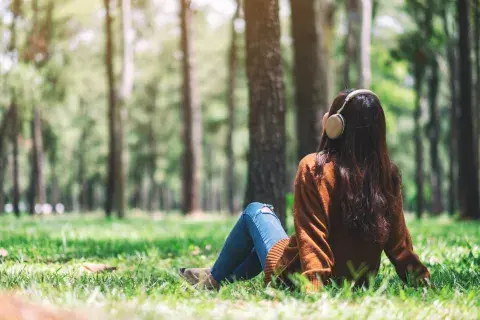 El contacto con la naturaleza ayuda a reducir la depresión. El contacto con la naturaleza ayuda a reducir la depresión.