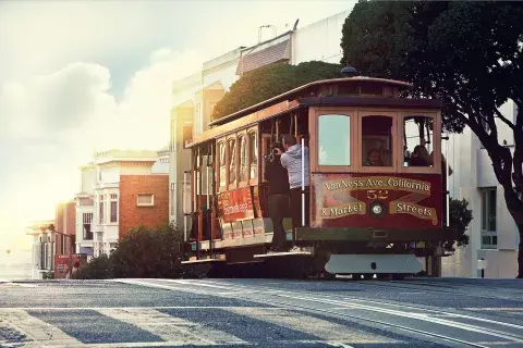 El cable-car, el medio de transporte que es un emblema de la ciudad. El cable-car, el medio de transporte que es un emblema de la ciudad.