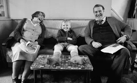 Judi Dench, Jude Hill, Ciarán Hinds y Kenneth Branagh. Foto: Rob Youngson. Focus Features Judi Dench, Jude Hill, Ciarán Hinds y Kenneth Branagh. Foto: Rob Youngson. Focus Features