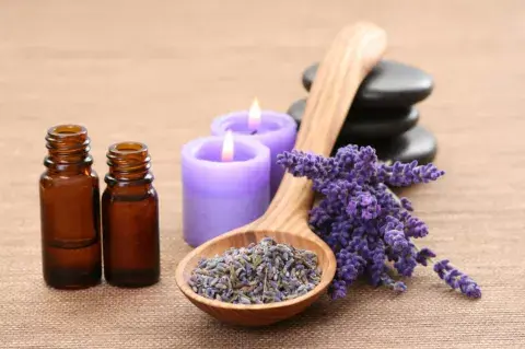 Aceite de lavanda. Su efecto a través del olfato es casi instantáneo. Aceite de lavanda. Su efecto a través del olfato es casi instantáneo.