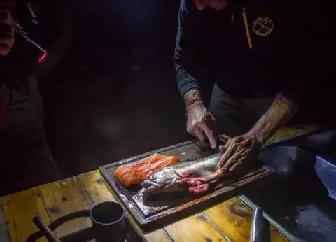 Preparando la cena en el Lago Krüger. Foto: Gustavo Castaing Preparando la cena en el Lago Krüger. Foto: Gustavo Castaing