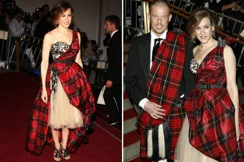 Sarah Jessica fue la gran musa de Alexander McQueen, quien la acompañó en la alfombra roja. Sarah Jessica fue la gran musa de Alexander McQueen, quien la acompañó en la alfombra roja.