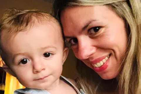Junto a su hijo Faustino, Pilar, una mamá que optó por la mamadera para alimentar a su bebé.