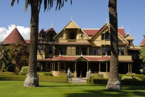 "Winchester Mystery House", fue el hogar de Sarah Winchester "Winchester Mystery House", fue el hogar de Sarah Winchester
