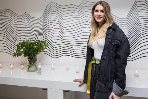Micaela Tinelli asistió al evento de cremas Caviahue con un outfit jean to jean