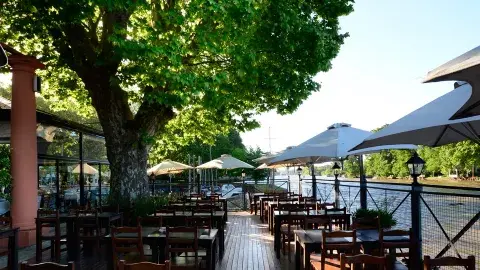 Para almorzar mirando al río Para almorzar mirando al río