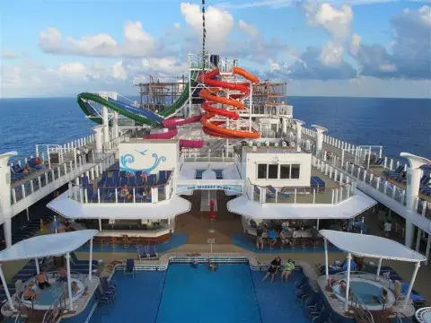 Con capacidad para 4000 pasajeros, el Getaway es una verdadera ciudad flotante, con opciones tanto para familias como exclusivamente para menores, o también para mayores que viajan solos; cada pasajero elige su propia aventura Con capacidad para 4000 pasajeros, el Getaway es una verdadera ciudad flotante, con opciones tanto para familias como exclusivamente para menores, o también para mayores que viajan solos; cada pasajero elige su propia aventura